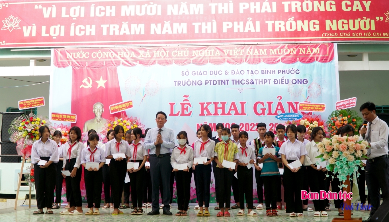 Ông Lý Trọng Nhân, Trưởng Ban Dân tộc tỉnh trao học bổng cho các em học sinh Trường Phổ thông DTNT THCS & THPT Điểu Ong huyện Bù Đăng