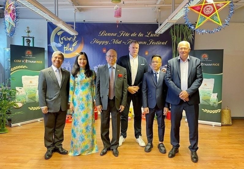 Đại sứ Đinh Toàn Thắng, cùng đại diện Bộ Công thương, doanh nghiệp và đối tác chụp ảnh lưu niệm trong chương trình “Tết Trung thu Việt Nam”. (Ảnh: BND)