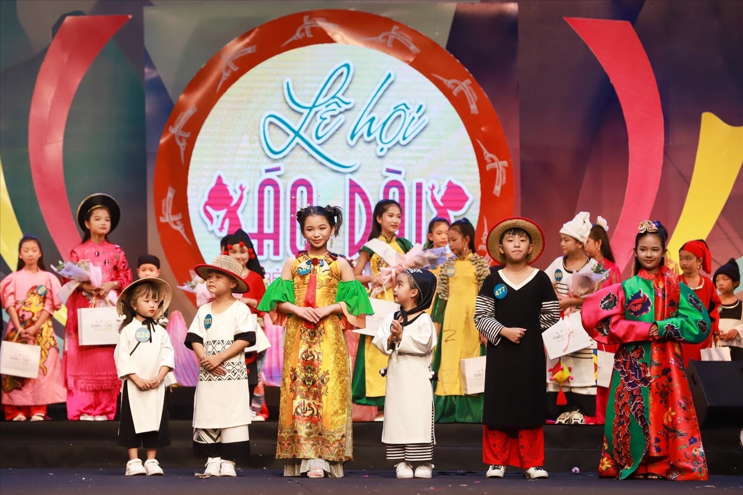  6 Đại sứ Áo dài trẻ em Việt Nam được Ban tổ chức vinh danh. Ảnh: TTXVN