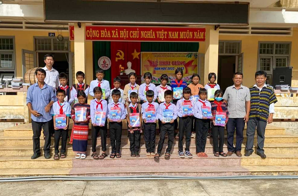 Lãnh đạo huyện Vân Canh tặng quà cho các em học sinh có hoàn cảnh khó khăn
