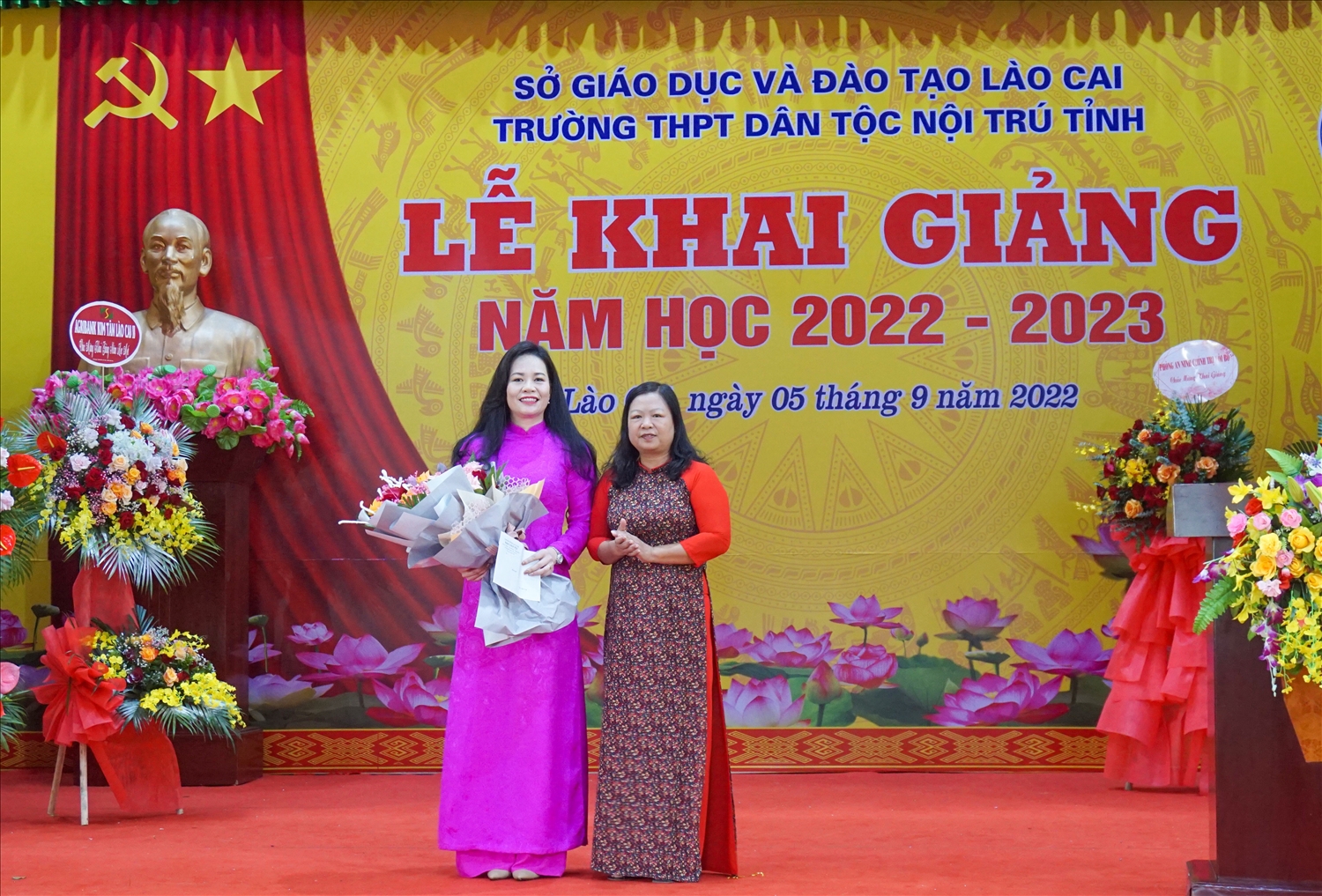Lãnh đạo Ban Dân tộc tỉnh Lào Cai tặng hoa chúc mừng Trường THPT Dân tộc nội trú tỉnh Lào Cai