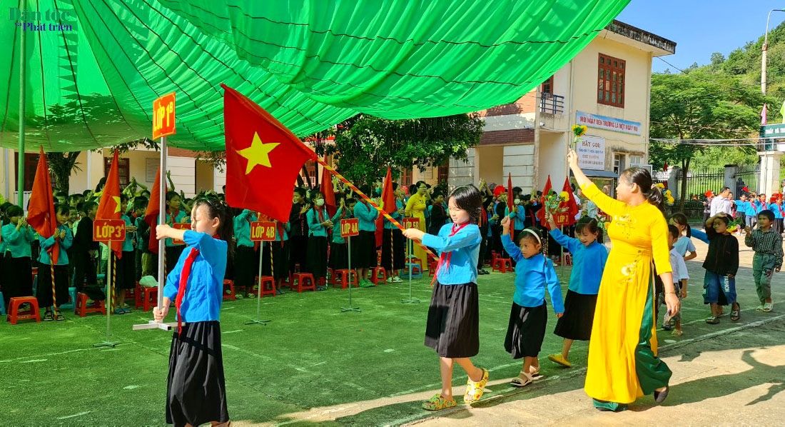 Học sinh Trường Tiểu học và THCS Đại Dực 2, (huyện Tiên Yên, Quảng Ninh) trang nghiêm trong Nghi lễ diễu hành