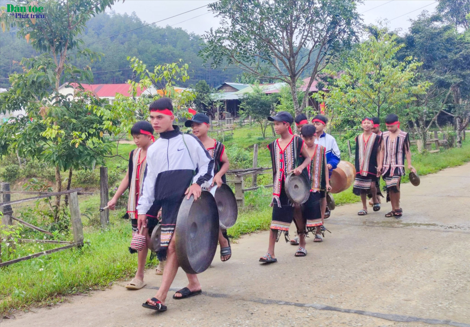 Cồng, chiêng là những vật dụng mà các em học sinh miền núi tại xã Đăk Tăng, huyện Kon Plông, tỉnh Kon Tum mang đi đến trường dự Lễ khai giảng năm học mới 2022-2023