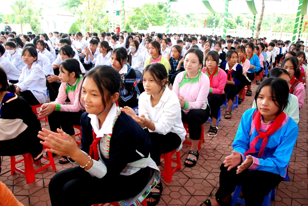 Học sinh dân tộc thiểu số ở Lào Cai hân hoan trong ngày khai giảng. Ảnh: Trọng Bảo