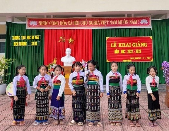 Học sinh điểm trường Sa Ná (Trường Tiểu học Na Mèo, huyện Quan Sơn, tỉnh Thanh Hoá) biểu diễn văn nghệ trong ngày khai giảng. Ảnh: Q.T