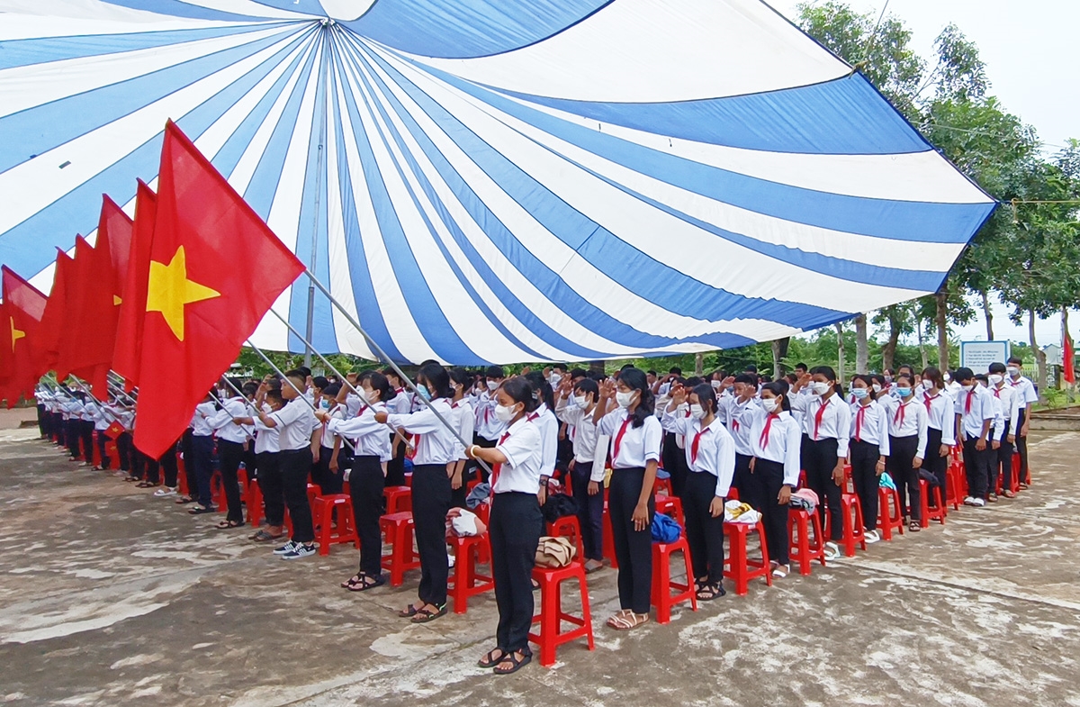 Học sinh trường THCS Ngô Mây xã vùng sâu Ea M’droh khai giảng năm học mới