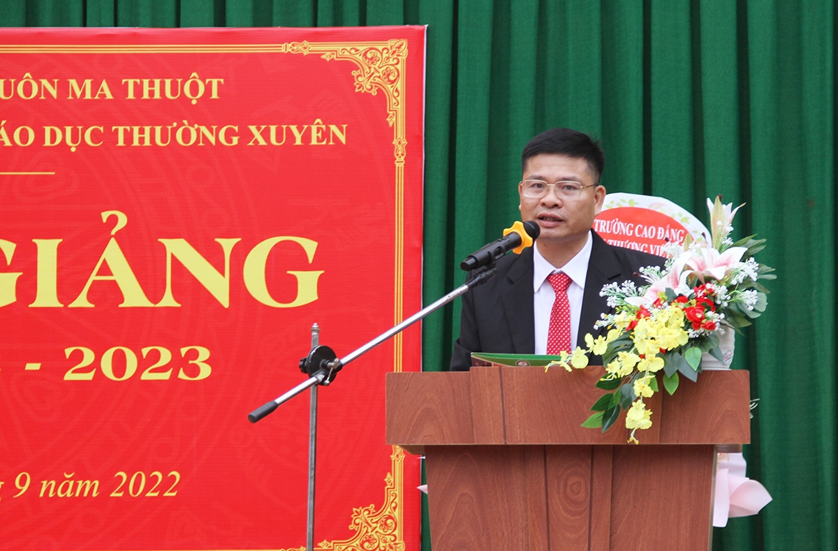 Thầy Hà Ngọc Anh - Giám đốc Trung tâm Giáo dục nghề nghiệp - Giáo dục thường xuyên Tp. Buôn Ma Thuột phát biểu tại Lễ Khai giảng