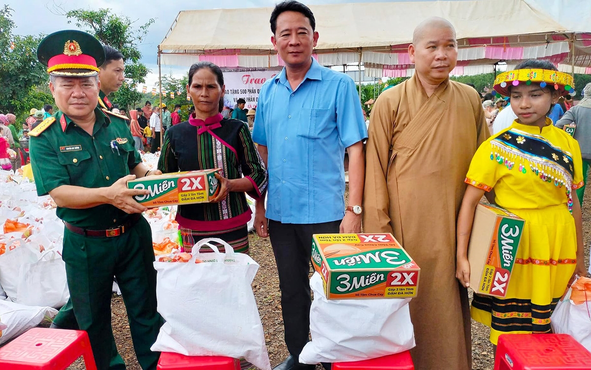 Đại tá Nguyễn Duy Dương - Chính ủy Đoàn KT-QP 778 trao quà cho các hộ gia đình khó khăn