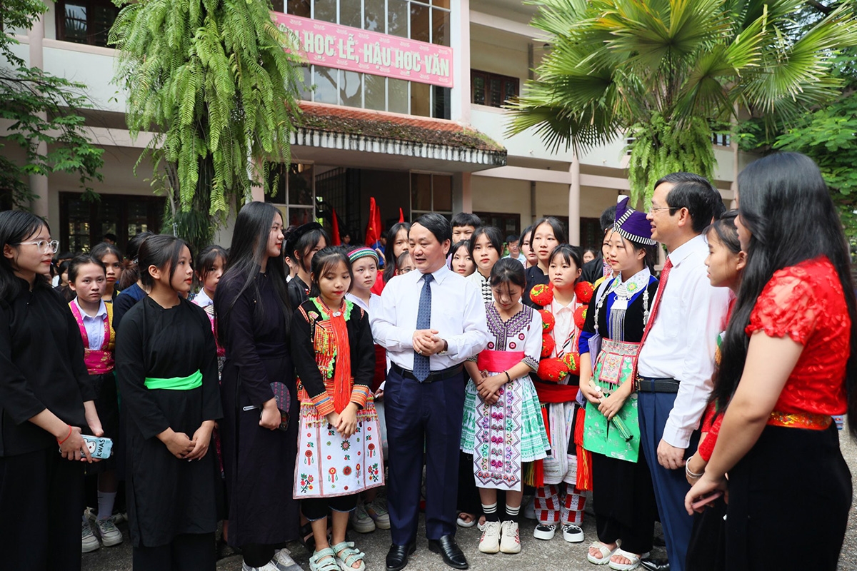 Bộ trưởng, Chủ nhiệm Ủy ban Dân tộc Hầu A Lềnh và lãnh đạo tỉnh Thái Nguyên trò chuyện, động viên các em học sinh