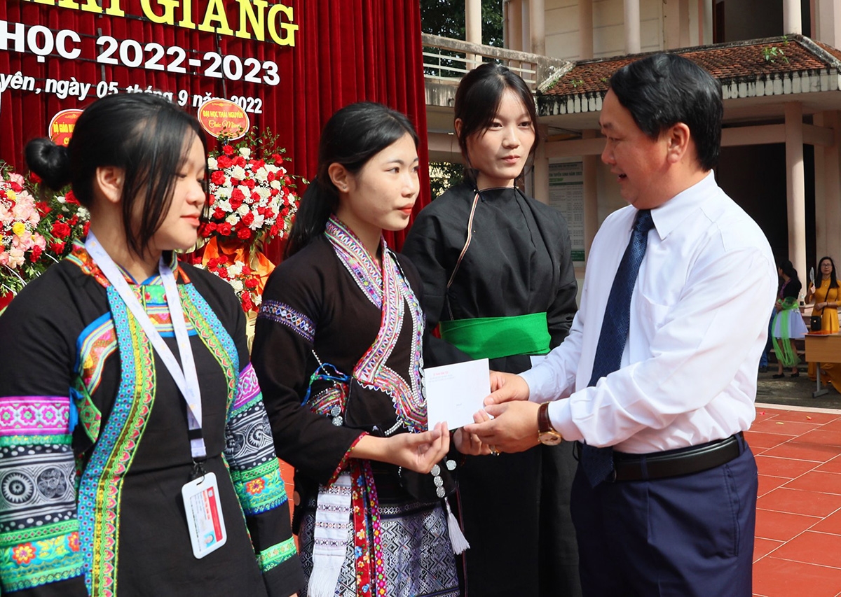 Đại diện các em học sinh nhận học bổng của Bộ trưởng, Chủ nhiệm Ủy ban Dân tộc Hầu A Lềnh trao tặng