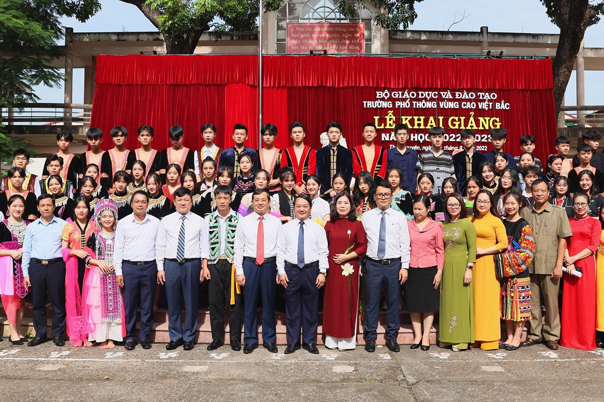Bộ trưởng, Chủ nhiệm Ủy ban Dân tộc Hầu A Lềnh và các đại biểu chụp ảnh lưu niệm cùng các thầy cô giáo và các em học sinh Trường Phổ thông Vùng cao Việt Bắc