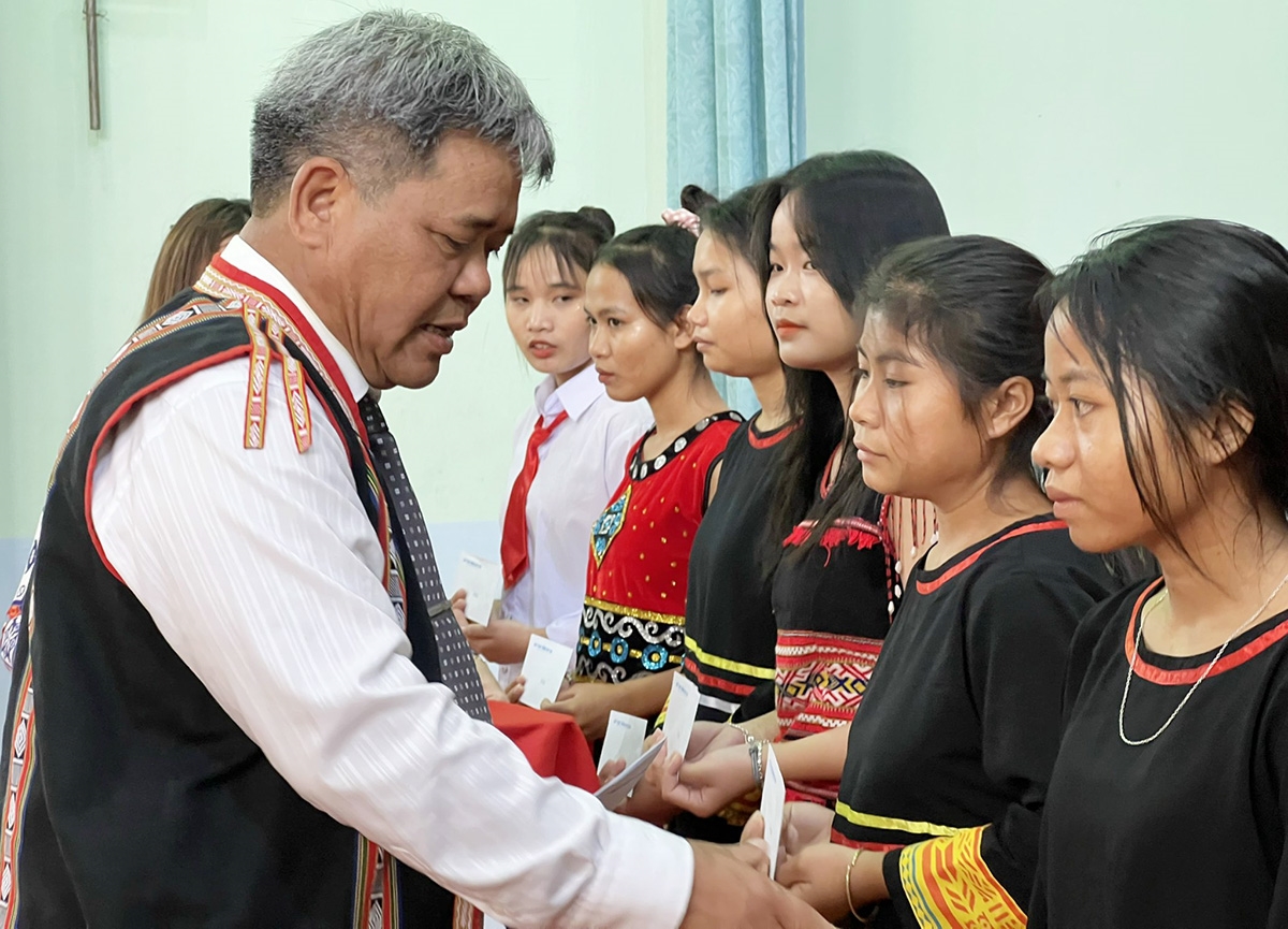 Học sinh Trường DTNT tỉnh Gia Lai nhận quà từ lãnh đạo tỉnh Gia Lai