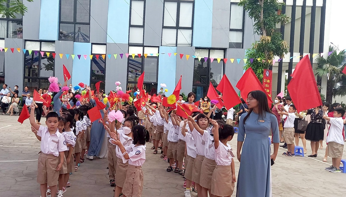 Các em học sinh Trường Tiểu học Đông Ngạc, quận Bắc Từ Liêm, Hà Nội hân hoan chào đón năm học mới