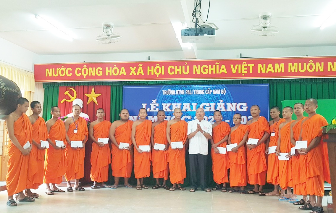 Nhà giáo Nhân dân Lâm ES trao học học bổng cho các tăng sinh Trường Bổ túc văn hóa Pali Trung cấp Nam Bộ 