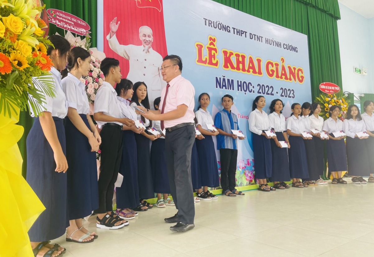 Ông Trần Khắc Tâm - Đại diện Công ty Trần Liên Hưng, trao 20 suất học bổng đến Trường Dân tộc nội trú Huỳnh Cương và 20 bộ bàn ghế đến Trường PTTH Phú Tâm (trường có trên 60% học sinh dân tộc Khmer)