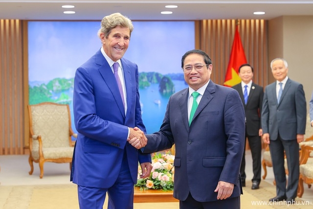 Thủ tướng Phạm Minh Chính và Đặc phái viên của Tổng thống Hoa Kỳ về khí hậu John Kerry - Ảnh: VGP/Nhật Bắc