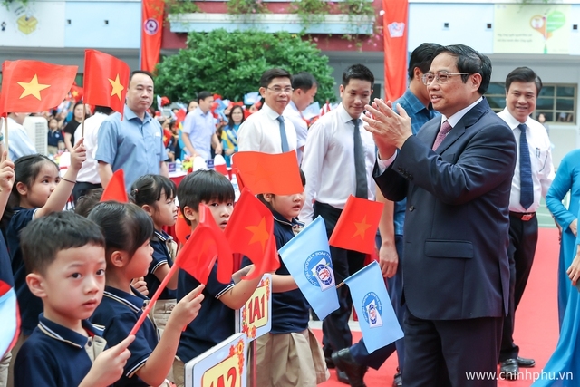 Thủ tướng Phạm Minh Chính dự lễ khai giảng năm học mới tại Trường Tiểu học Đoàn Thị Điểm, quận Nam Từ Liêm, Hà Nội - Ảnh: VGP/Nhật Bắc