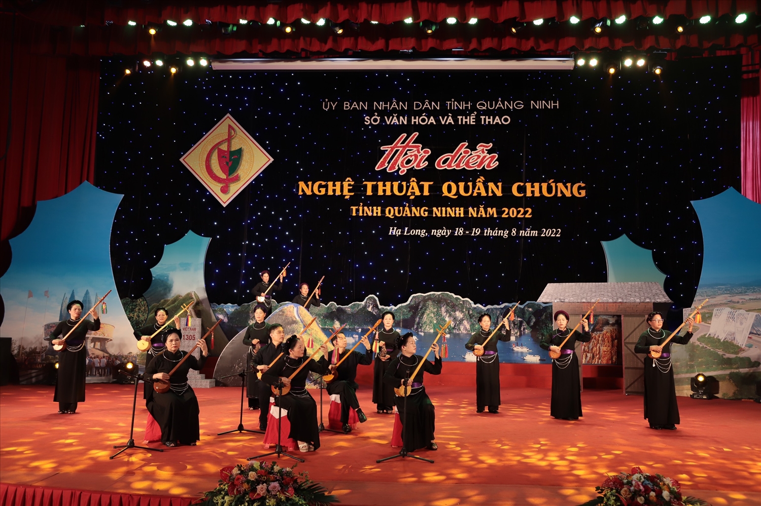 Then là một món ăn tinh thần không thể thiếu được trong đời sống người Tày, Nùng, Thái. Trong ảnh: Biểu diễn then - đàn tính tại tỉnh Quảng Ninh