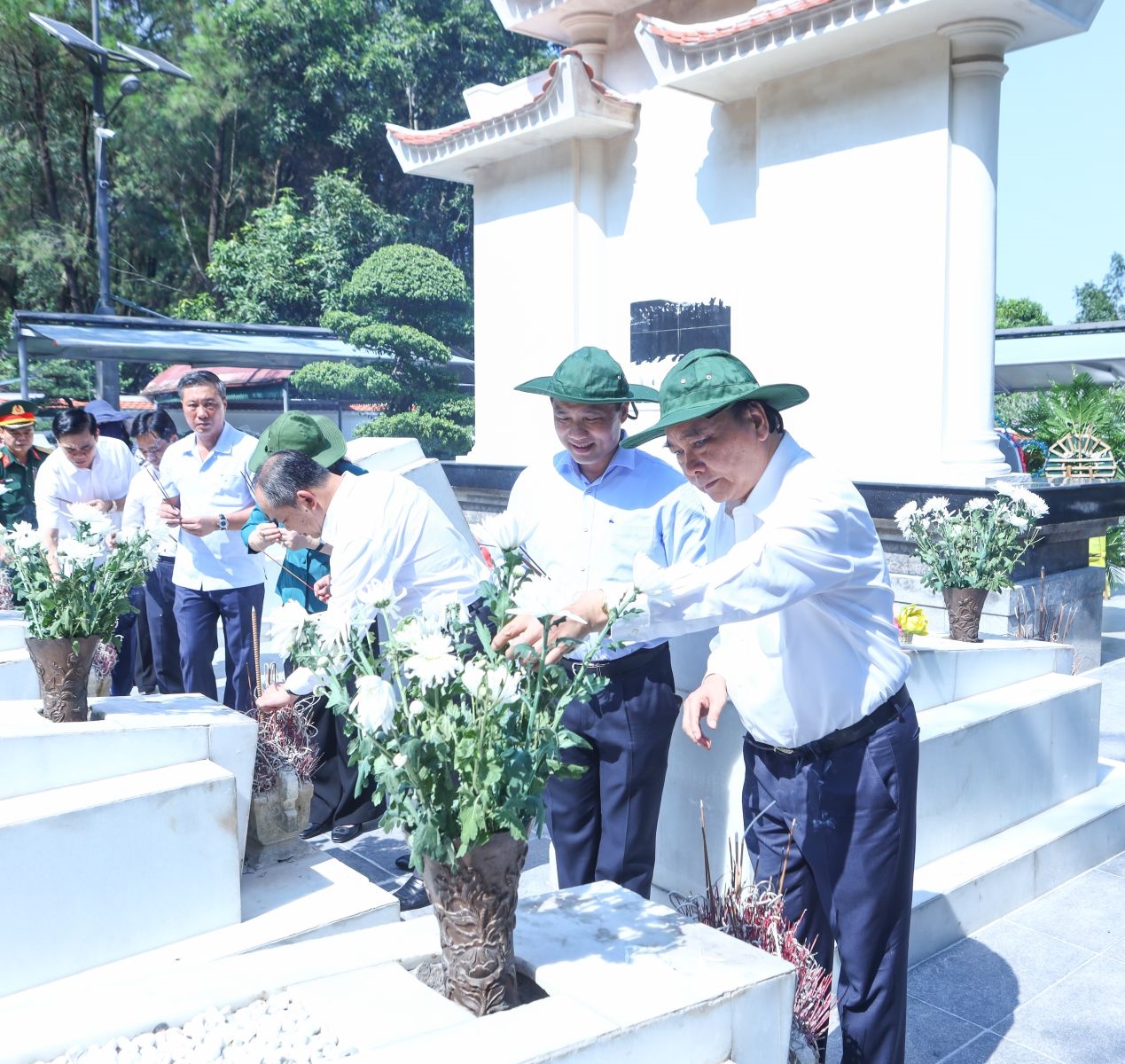 Chủ tịch nước Nguyễn Xuân Phúc dâng hương, dâng hoa tưởng nhớ Anh hùng liệt sỹ thanh niên xung phong tại Ngã ba Đồng Lộc. Ảnh: VPCTN