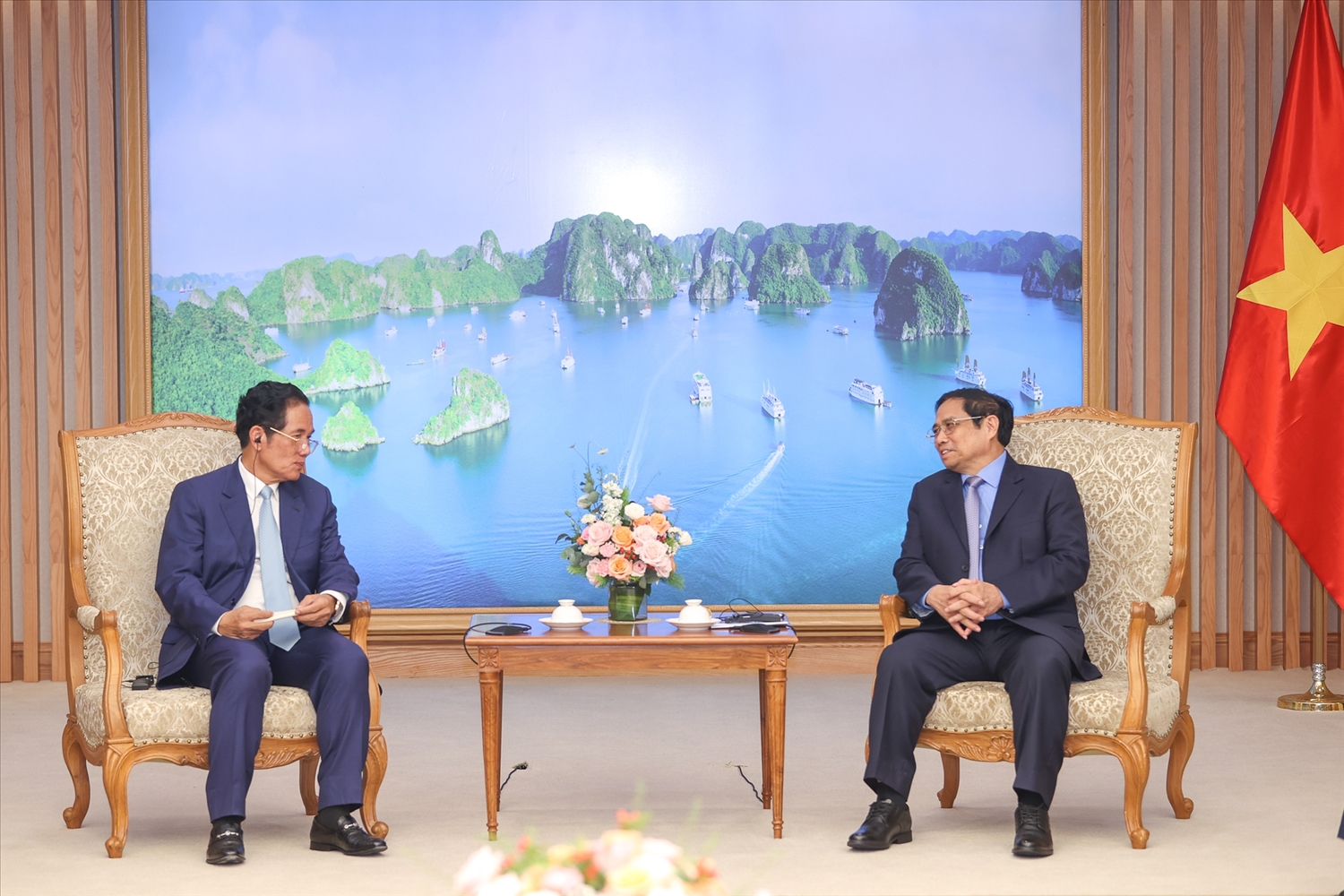 Thủ tướng khẳng định Việt Nam luôn coi trọng và dành ưu tiên cao cho việc gìn giữ và không ngừng phát triển quan hệ láng giềng tốt đẹp, hữu nghị truyền thống, hợp tác toàn diện, bền vững lâu dài với Campuchia - Ảnh: VGP/Nhật Bắc