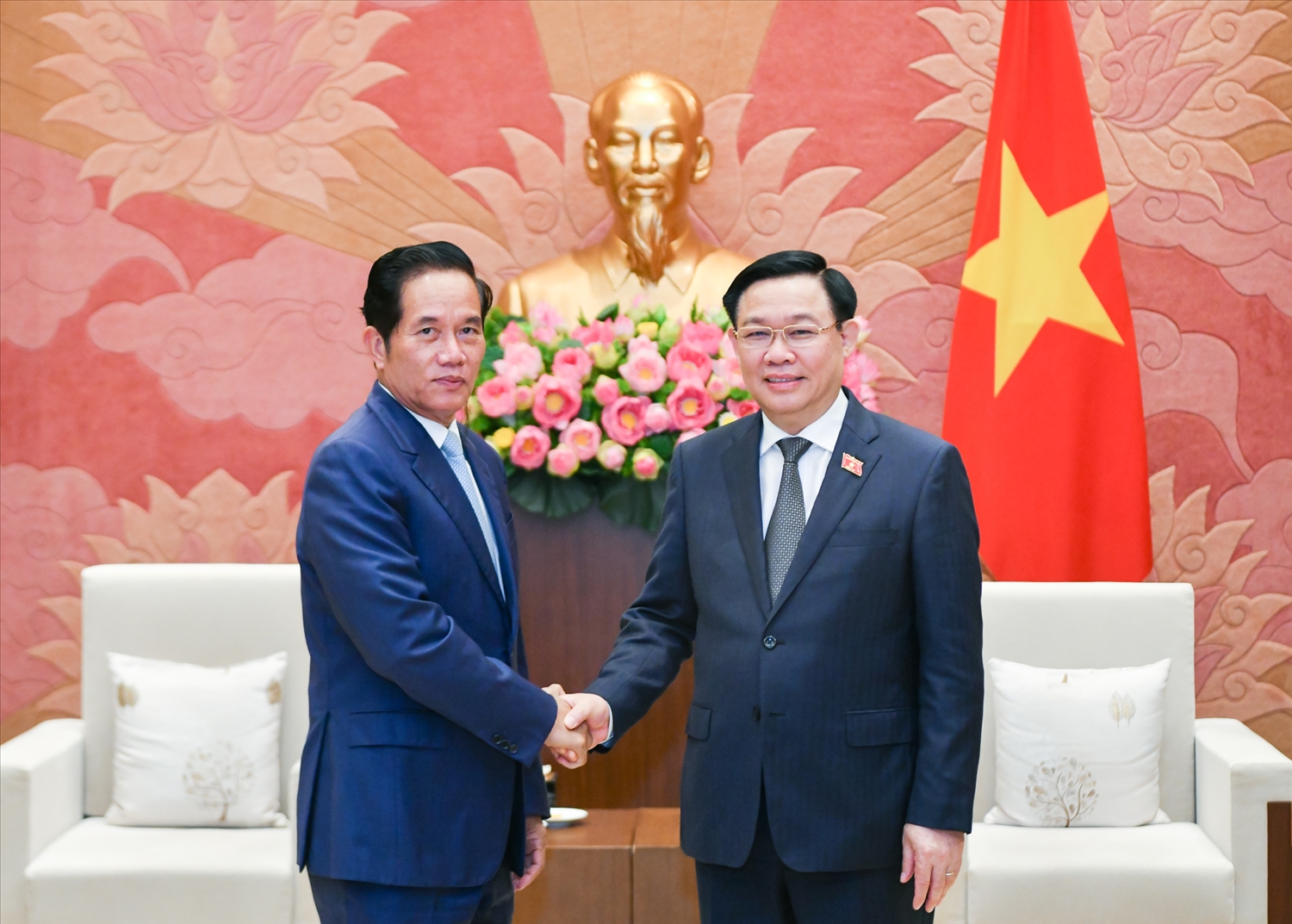 Chủ tịch Quốc hội Vương Đình Huệ cùng Đô trưởng Thủ đô Phnôm Pênh Khuong Sreng