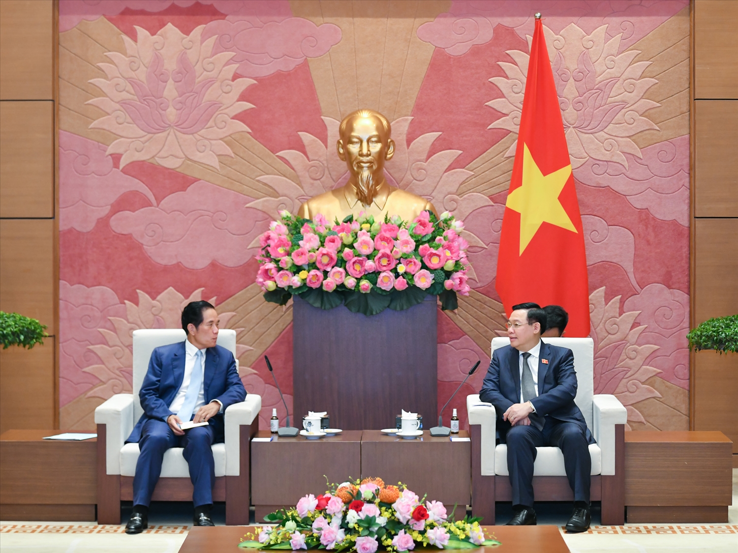 Chủ tịch Quốc hội Vương Đình Huệ tiếp Đô trưởng Thủ đô Phnôm Pênh Khuong Sreng