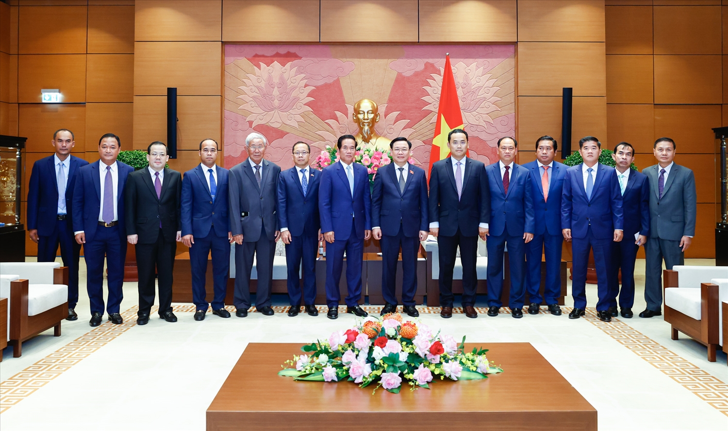 Chủ tịch Quốc hội Vương Đình Huệ chụp ảnh lưu niệm cùng Đô trưởng Phnôm Pênh Khuong Sreng và các đại biểu