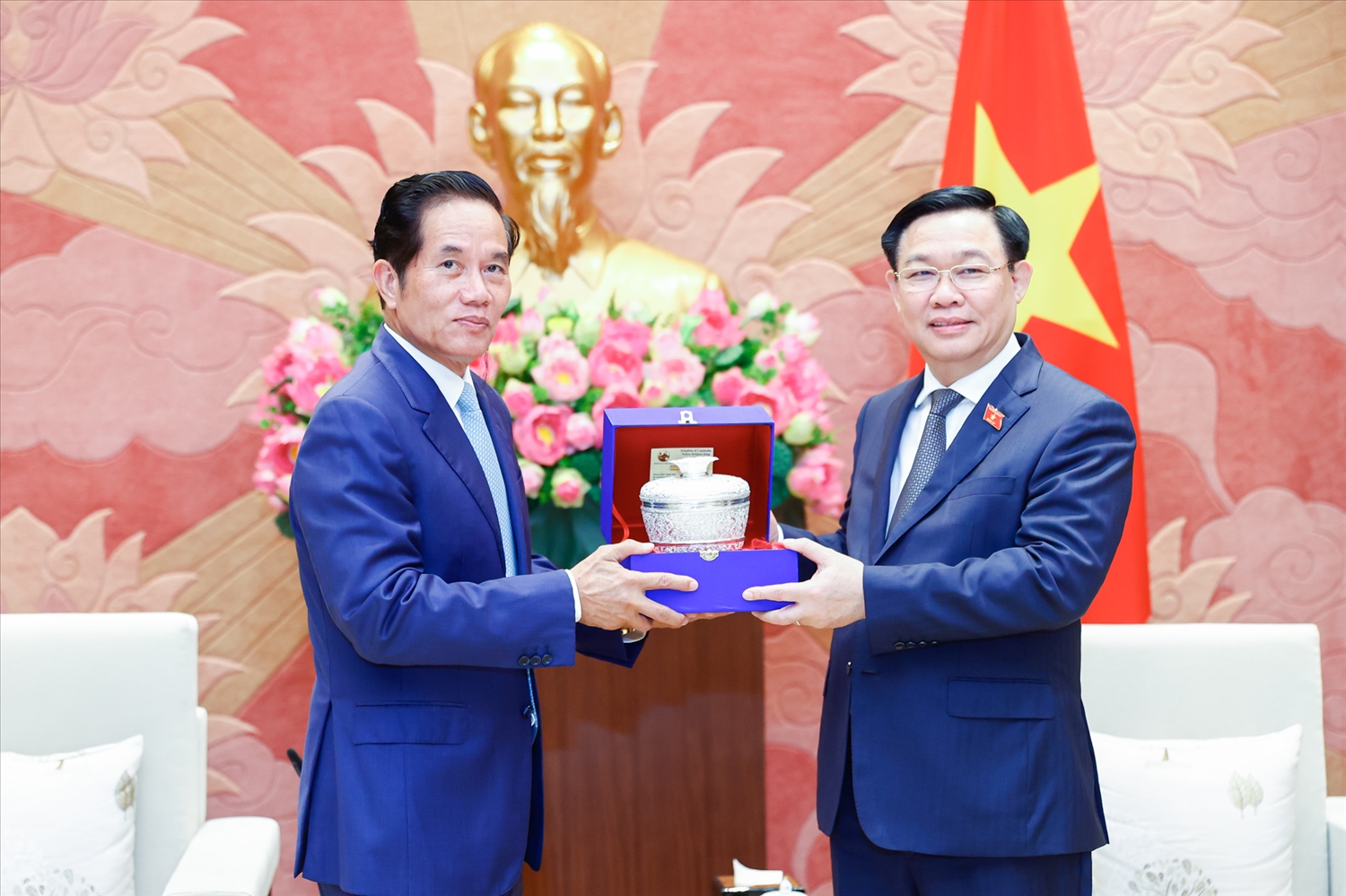 Chủ tịch Quốc hội Vương Đình Huệ và Đô trưởng Phnôm Pênh Khuong Sreng trao quà lưu niệm