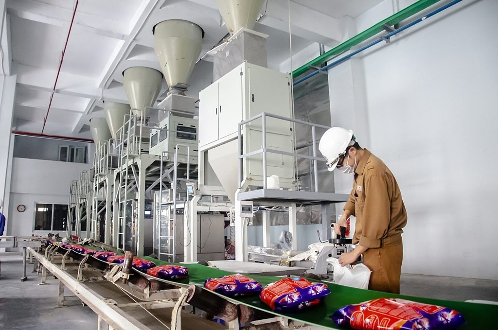 Sau 17 năm triển khai Nghị quyết 37-NQ/TW, Lào Cai đã trở thành trung tâm công nghiệp lớn của đất nước. (Trong ảnh: Hoạt động sản xuất tại Công ty TNHH MTV hóa chất Đức Giang Lào Cai).
