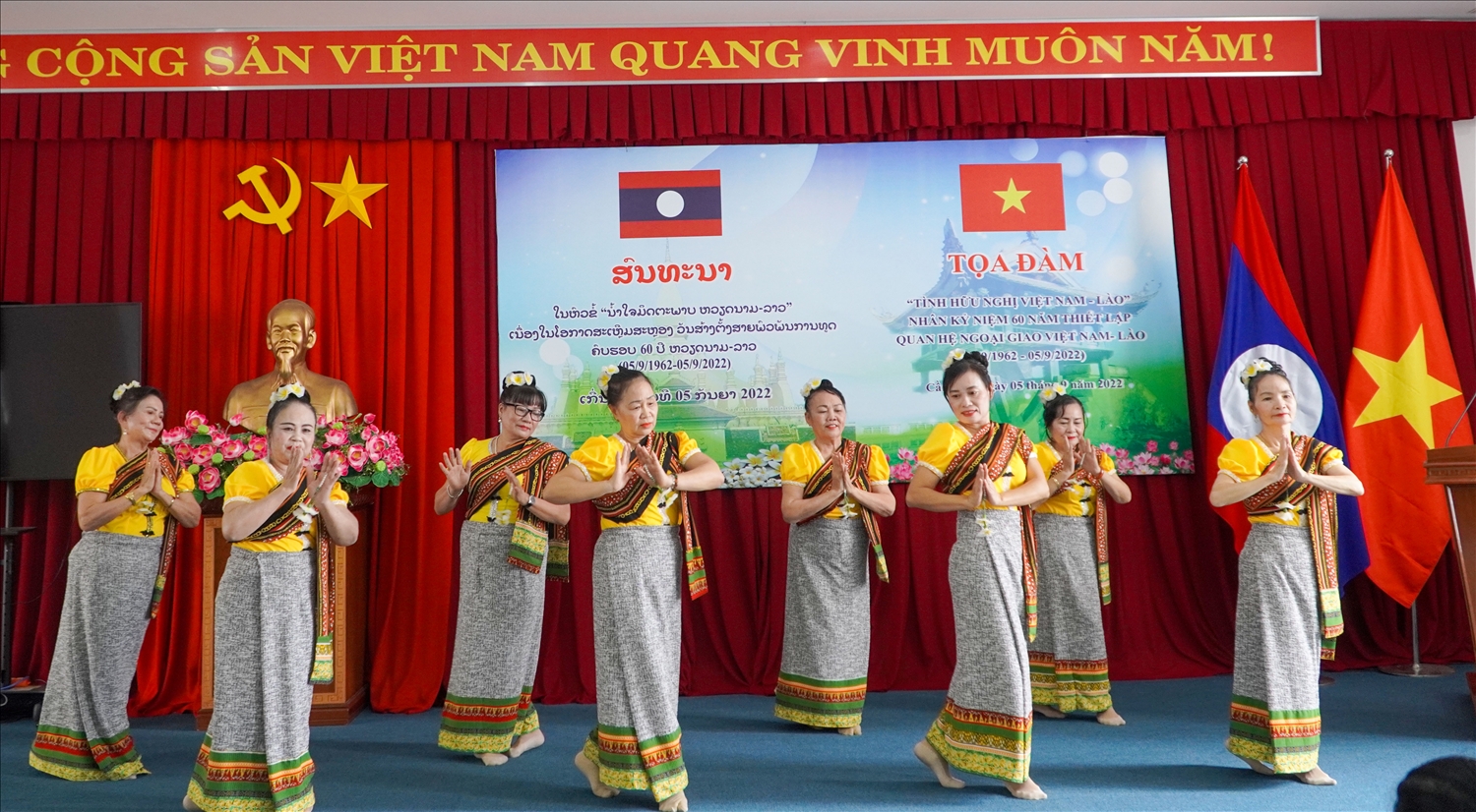 Tiết mục múa truyền thống của dân tộc Lào làm lắng động tâm tư của các đại biểu 