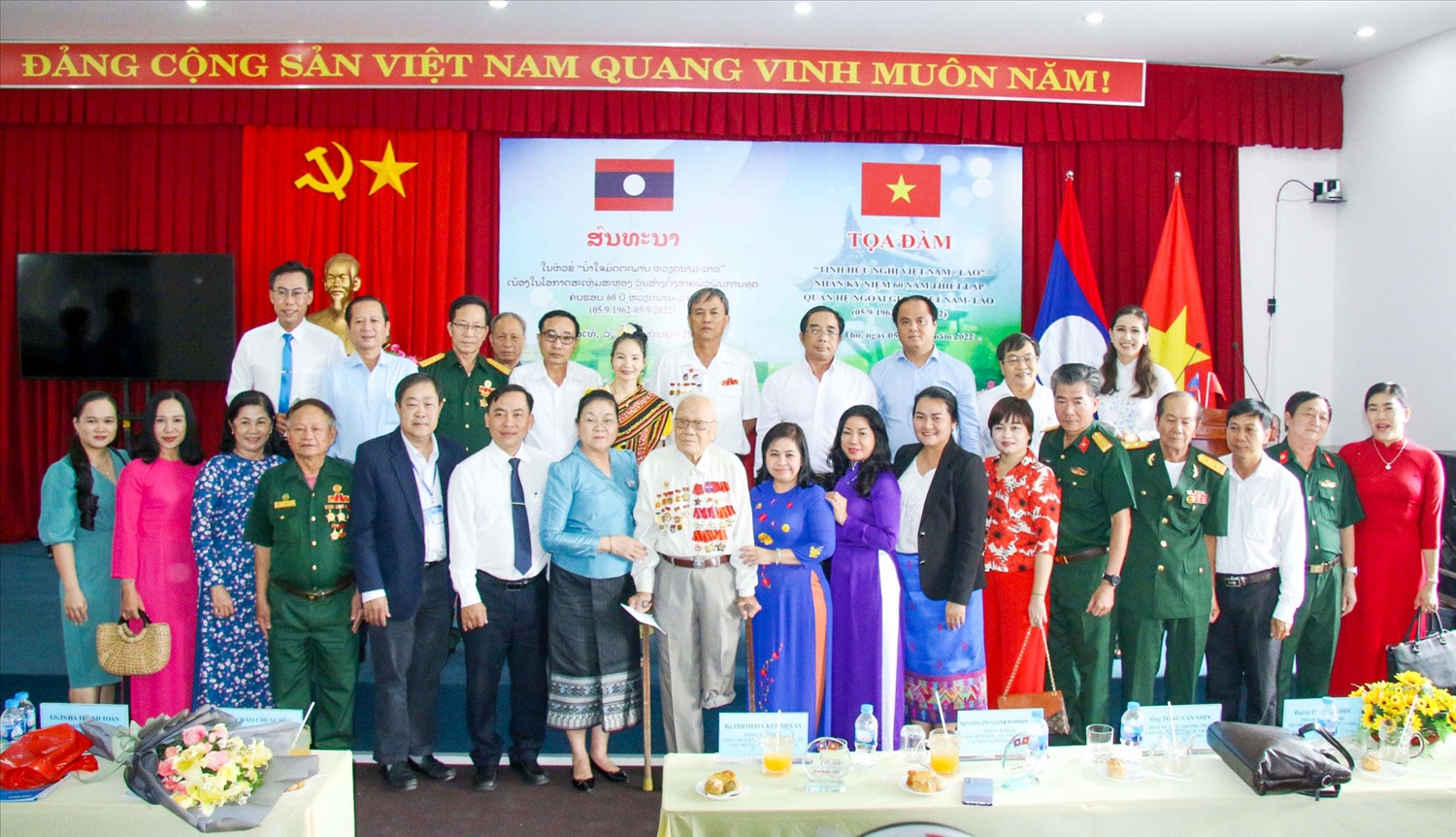 Các đại biểu cùng chụp ảnh lưu niệm lưu lại những khoảnh khắc đáng nhớ của một chặng đường 60 năm thiết lập mối quan hệ ngoại giao Việt Nam - Lào