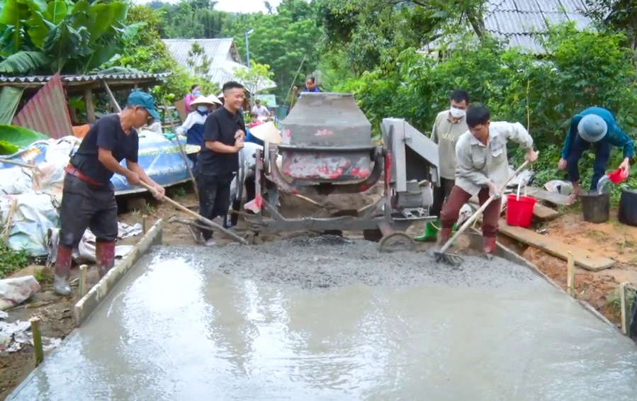 Nhân dân đóng góp ngày công xây dựng đường giao thông nông thôn