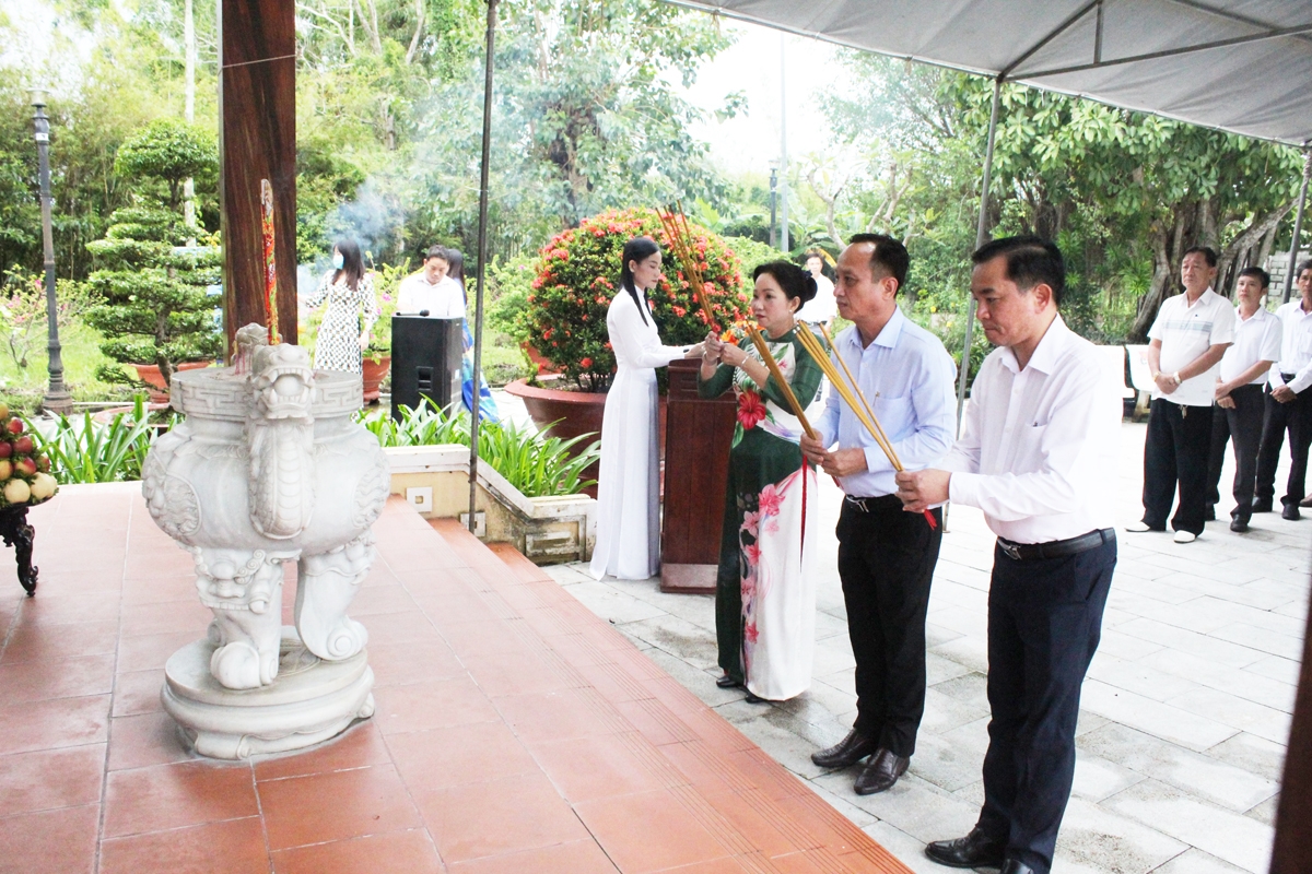 Ông Phạm văn Thiều (người đứng giữa) - Chủ tịch UBND tỉnh Bạc Liêu, cùng các đại biểu thắp hương tại Khu lưu niệm Nghệ thuật đờn ca tài tử Nam Bộ và Nhạc sĩ Cao Văn Lầu