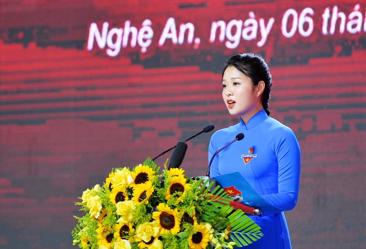 Em Võ Thị Phương Trang - học sinh Trường THPT Lê Hồng Phong đại diện cho thế hệ trẻ huyện Hưng Nguyên phát biểu tại Lễ kỷ niệm