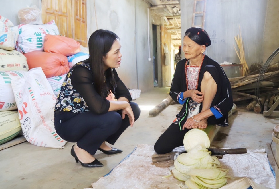Bà Hoàng Thị Thắm (bìa trái) thăm hộ đồng bào DTTS tại huyện Hàm Yên (năm 2020)