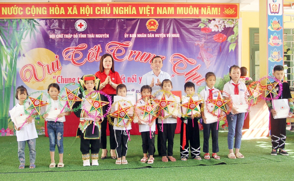 Lãnh đạo Ban Dân vận Tỉnh ủy Thái Nguyên và Hội Chữ thập đỏ tỉnh trao học bổng cho các em học sinh