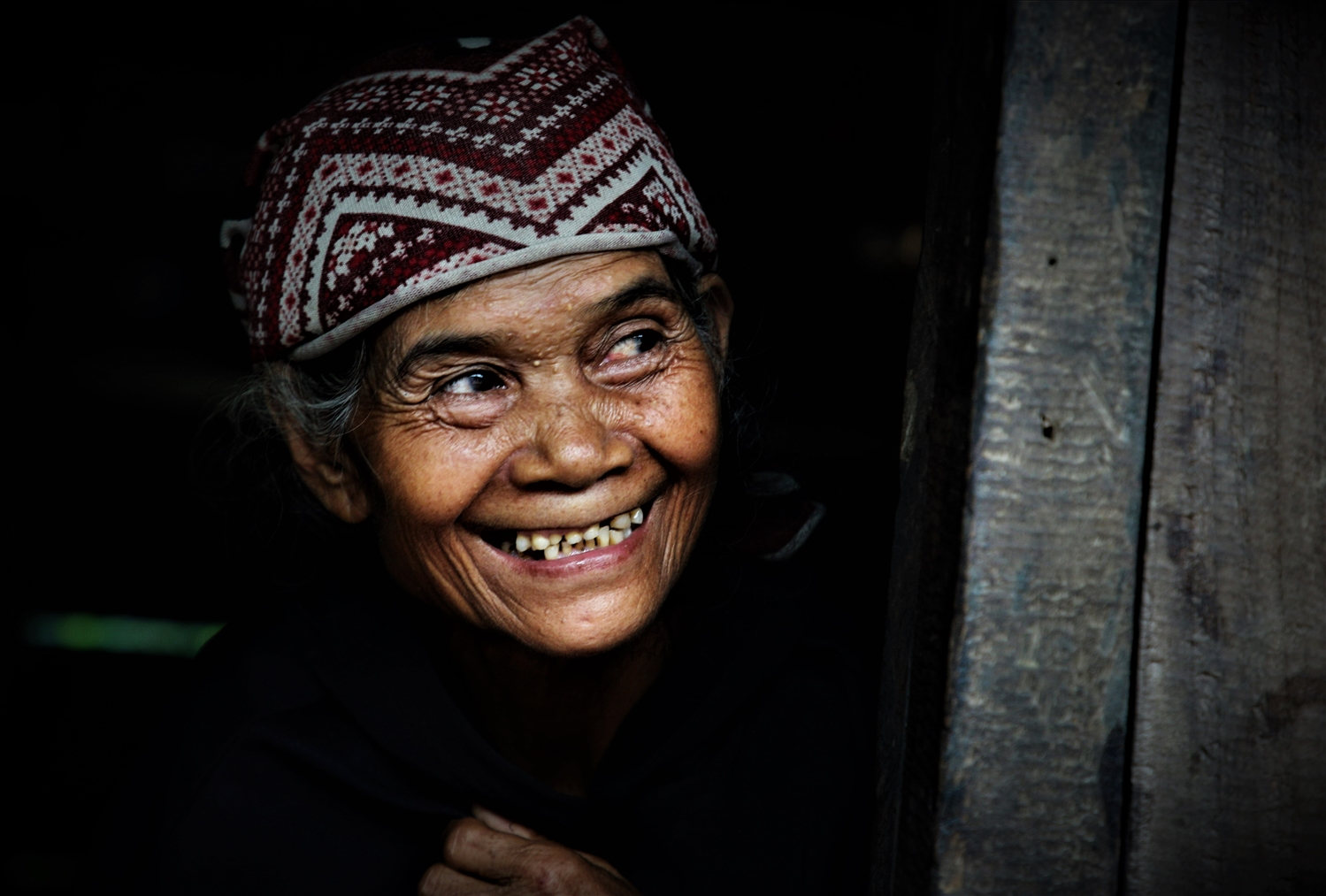 Nụ cười của một cụ bà Giẻ Triêng ở làng Pêtapot khi có khách ghé thăm