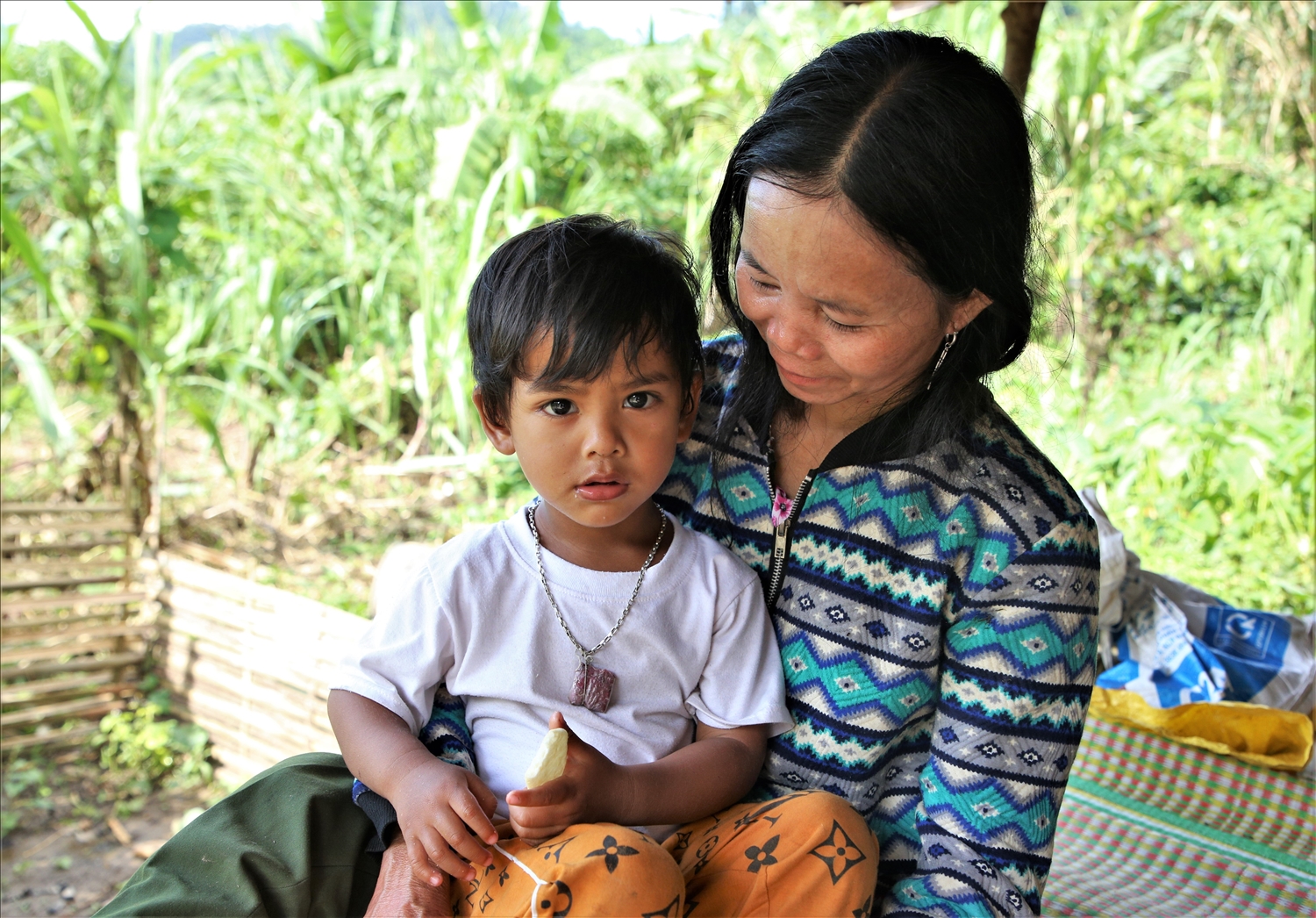 Bà Y Kiêng cùng đứa cháu ngoại bà chăm sóc từ nhỏ
