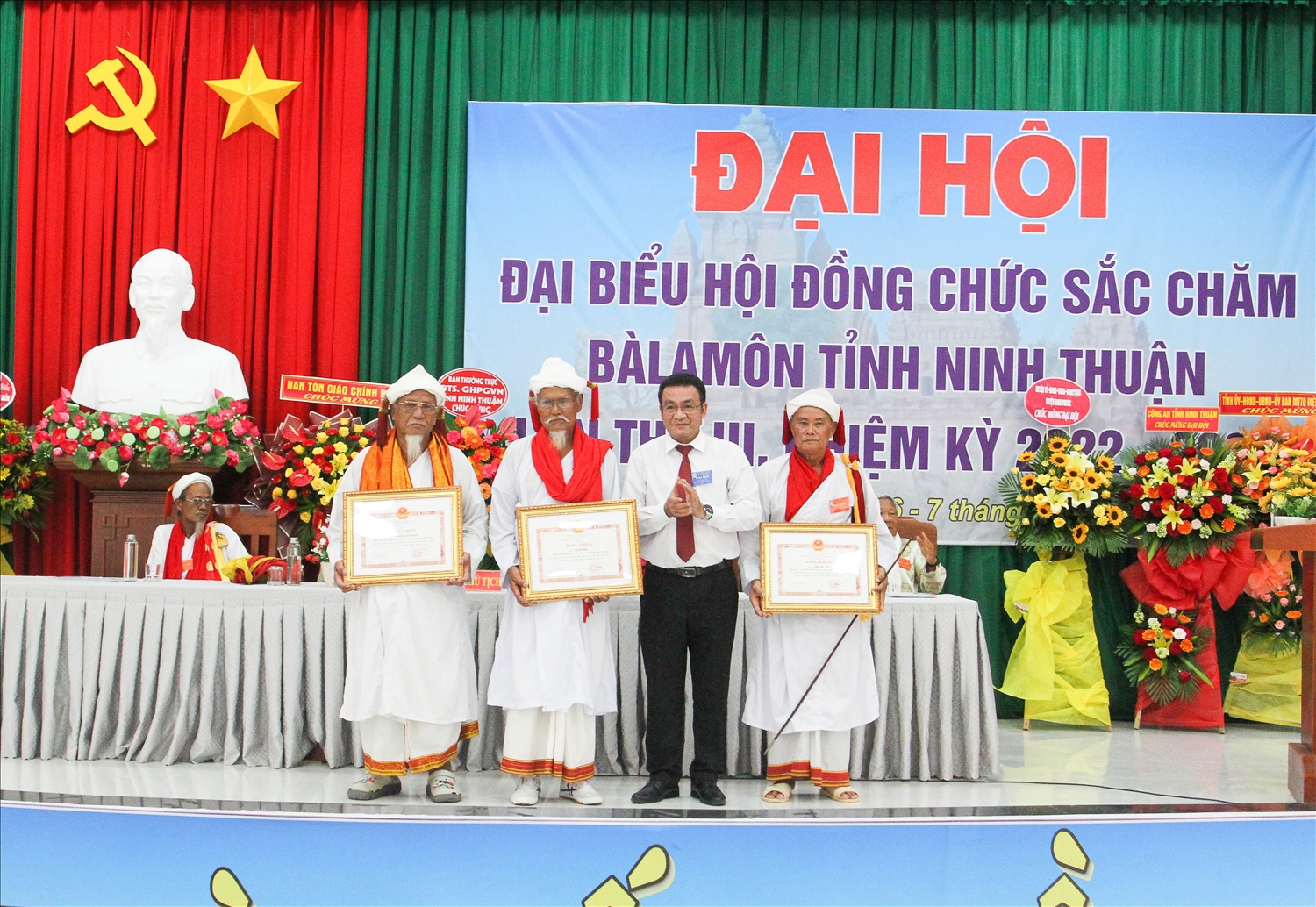 Ông Trần Hải, Giám đốc Sở Nội vụ trao Bằng khen của Chủ tịch UBND tỉnh cho các cá nhân đạt thành tích xuất sắc