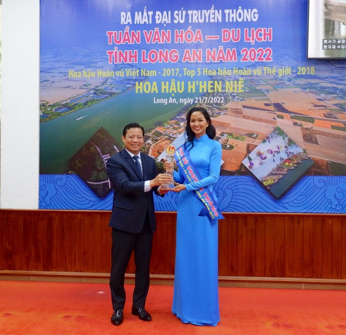 Phó Chủ tịch UBND tỉnh Long An - Phạm Tấn Hòa trao dải băng và biểu trưng danh hiệu Đại sứ Truyền thông cho Hoa hậu H’Hen Niê