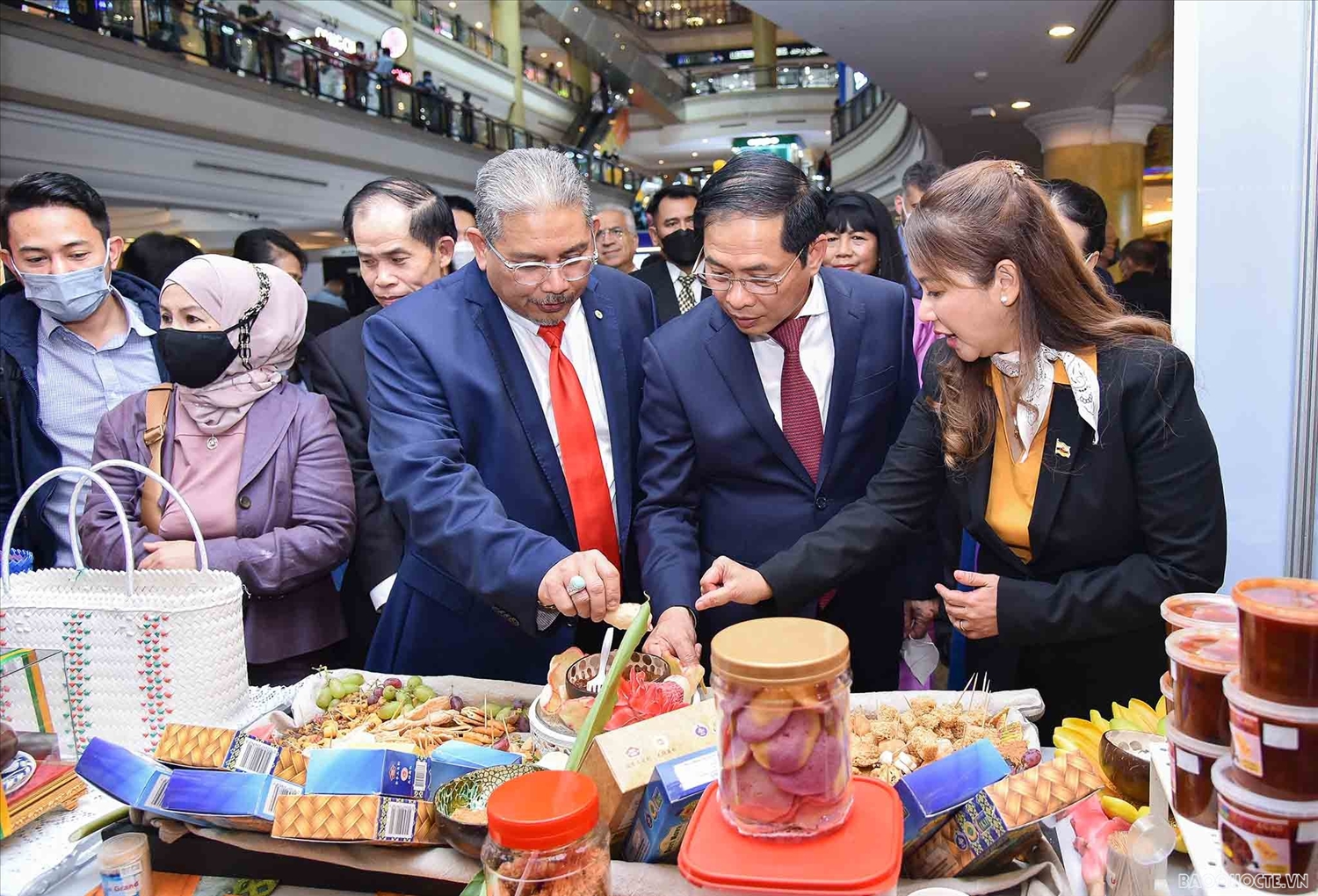 Hai Bộ trưởng Ngoại giao thưởng thức ẩm thực của Brunei tại Triển lãm.