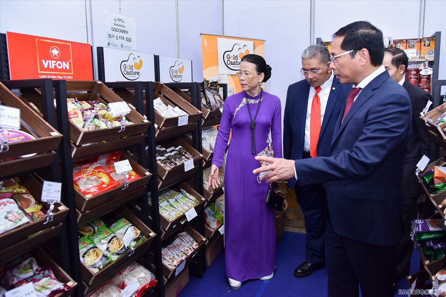 Bộ trưởng Ngoại giao Bùi Thanh Sơn giới thiệu các sản phẩm của Việt Nam với Bộ trưởng Dato Erywan.