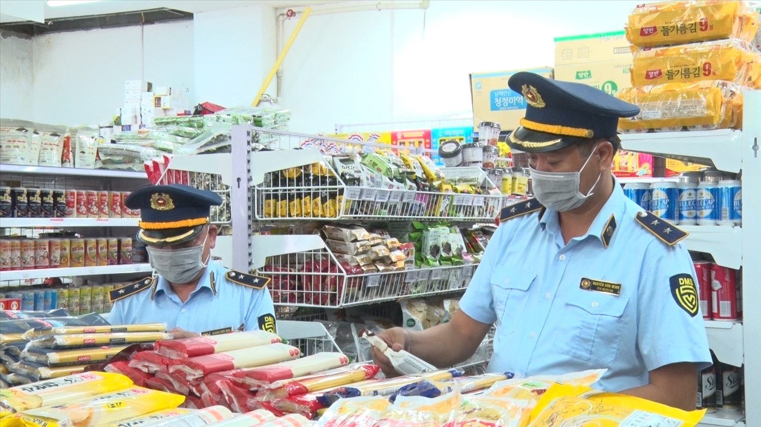 Lực lượng Quản lý thị trường tỉnh Lào Cai tăng cường kiểm tra các mặt hàng bánh kẹo trước, trong và sau tết Trung thu 