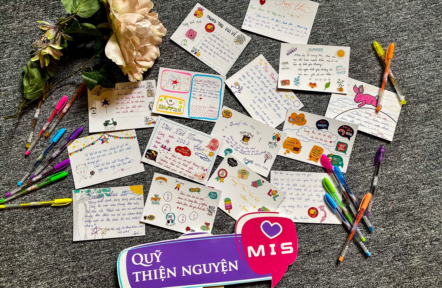 Những tấm thiệp với những lời động viên, chia sẻ yêu thương do tự tay các học sinh Trường Phổ thông Đa Trí Tuệ Mis gửi tới các em học sinh vùng cao Bát Xát