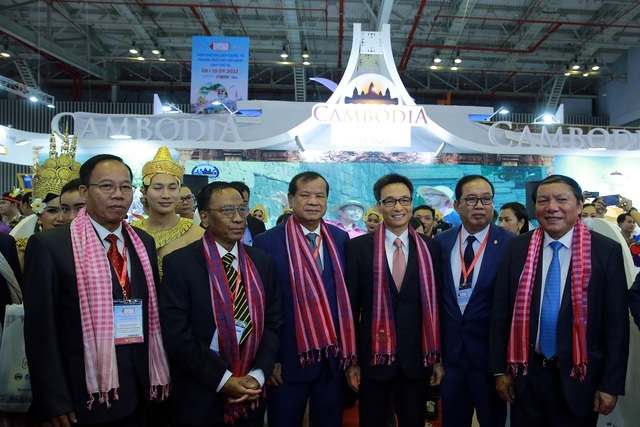 Phó Thủ tướng Vũ Đức Đam thăm gian hàng của du lịch Campuchia - Ảnh: VGP/Đình Nam