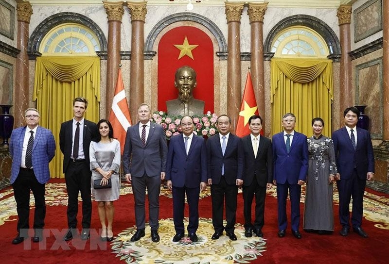 Chủ tịch nước chụp ảnh lưu niệm cùng Đại sứ Vương quốc Đan Mạch và các đại biểu. (ẢNH: TTXVN)