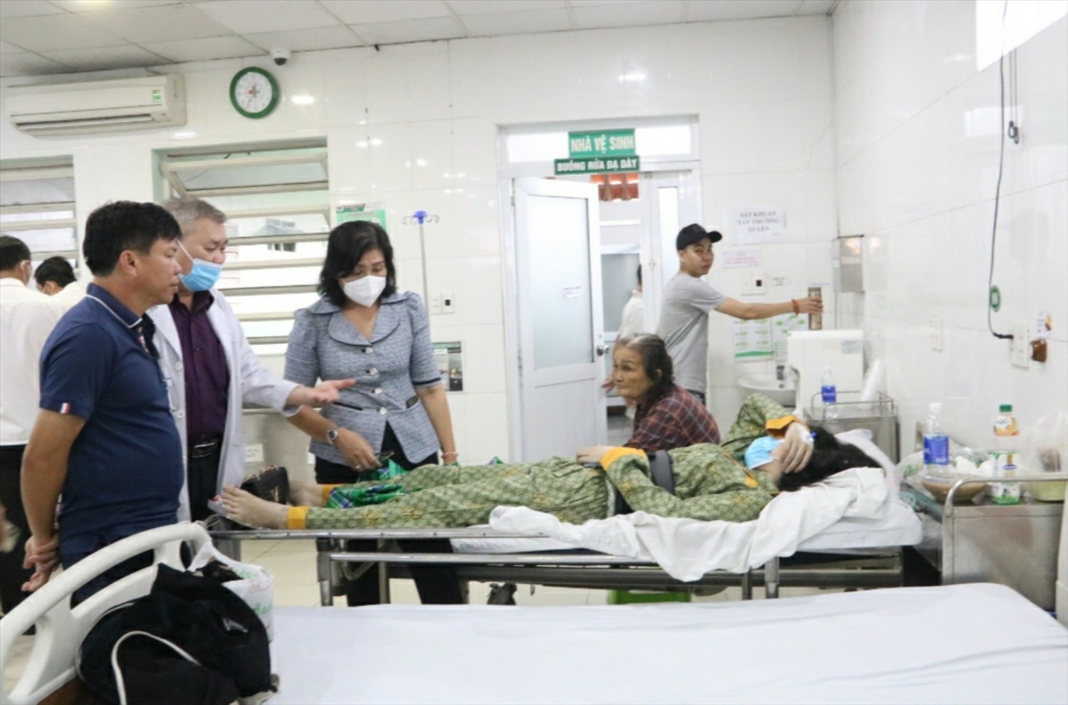 Những bệnh nhân bị thương trong vụ cháy tại quán Karaoke An Phước đang được cấp cứu tại bệnh viện đa khoa tỉnh Bình Dương