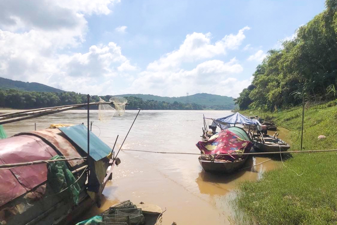 Đồng bào nghèo sinh sống trên sông ở Thanh Hóa mong muốn được lên bờ