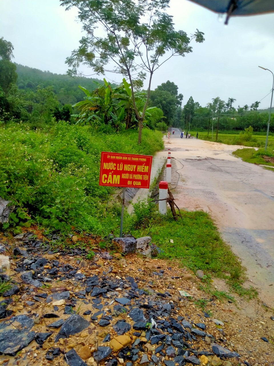 Đoạn đường bị ngập ở xã Thanh Phong, huyện Như Xuân 