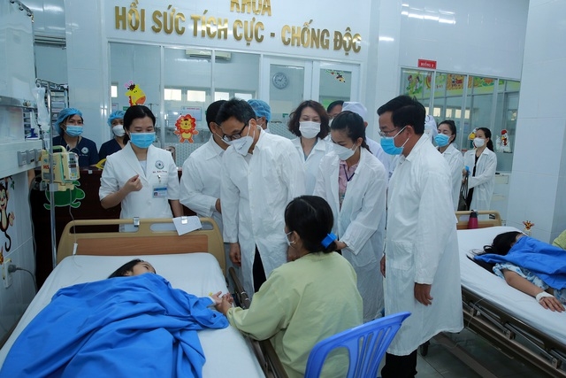 Phó Thủ tướng Vũ Đức Đam thăm hỏi, động viên các bệnh nhi đang điều trị tại Bệnh viện Nhi Đồng Nai - Ảnh: VGP/Đình Nam